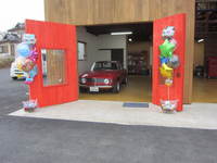 ポイントの赤い扉の部屋は、車のショースペース
オーナーさんの愛車アルファロメオが置いてあります。