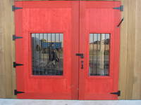 扉もこだわって！！オーナーさんのイメージカラーの赤で仕上げた重厚感ある木製の扉です。